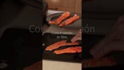 🐟🌿 Rollos de salmón rellenos de un cremoso queso ricota aromático