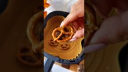 *SATISFYING* AIR FRYER PRETZELS! #asmr #asmrsounds #satisfying #pretzels #recipe #airfryer #fyp