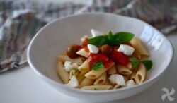 Ensalada de pasta con salsa de tomate y mozzarella
