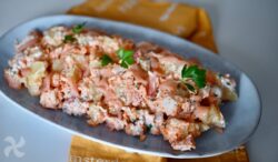 Ensalada de patata, merluza y salmón ahumado
