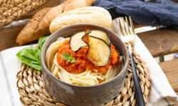 Espaguetis con salsa de tomate y chips de berenjenas