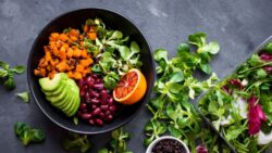 Jordi Cruz y los chefs expertos coinciden: para que una ensalada tenga sabor hay que aliñarla co ...