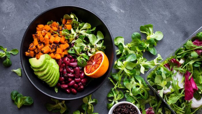 Jordi Cruz y los chefs expertos coinciden: para que una ensalada tenga sabor hay que aliñarla co ...