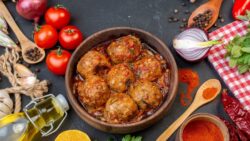 Los chefs expertos coinciden: para que las albóndigas queden jugosas hay que dejar «reposar la m ...