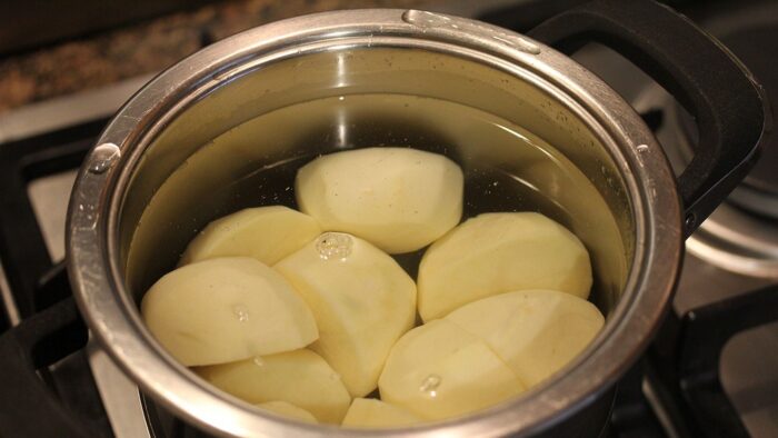 Los chefs expertos recomiendan echar vinagre al agua de cocer las patatas: para qué sirve y por ...