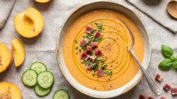 Los expertos coinciden: el mejor gazpacho del verano se hace con melocotón y solo lleva 3 ingred ...