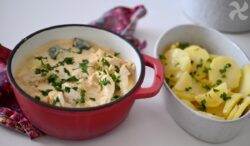 Pollo con salsa de curry y patatas