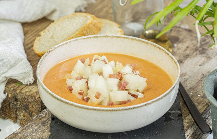 Salmorejo con melón y jamón
