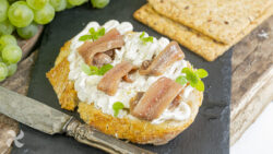 Tosta de crema de queso trufada con anchoas