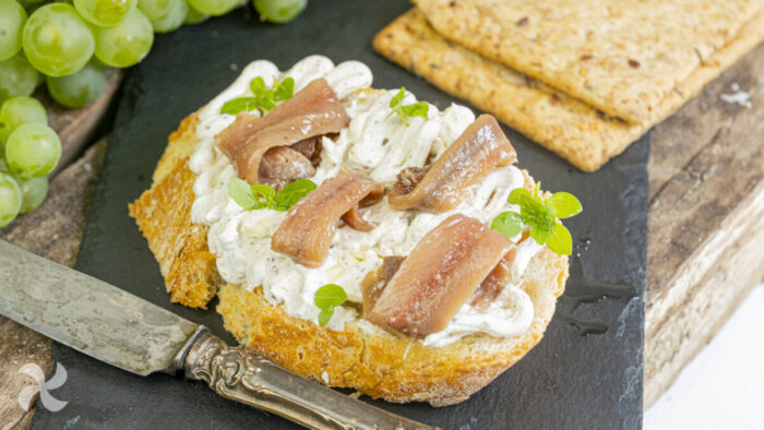 Tosta de crema de queso trufada con anchoas