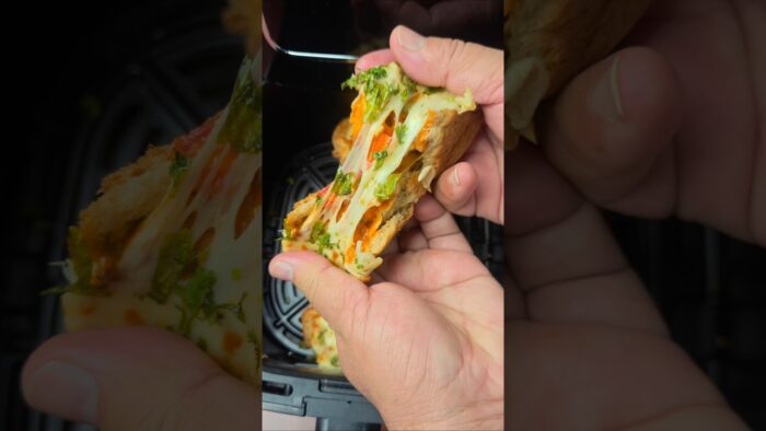 Cheesy Burger Bun in Air Fryer 🤤#shorts #viral #trending #ytshorts #yt #snacks #yosho #liriklagu