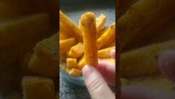 Snacks saludables. Bastones crocantes de polenta (harina de maíz)