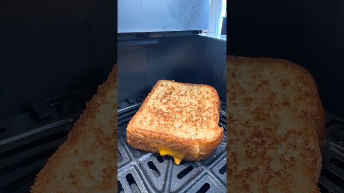 You need to try this air fryer grilled cheese #recipe #airfryer #sandwich