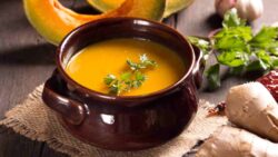 Crema de calabaza light: receta saludable, ligera y muy cremosa