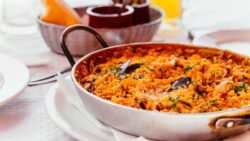Los chefs valencianos coinciden: «La mejor paella no se mejora con azafrán, sino con una capa fi ...