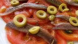 Los cocineros expertos coinciden: para que los tomates sepan a tomate, «no los aliñes sólo con s ...
